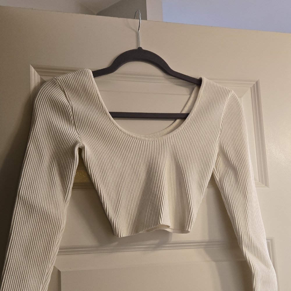 Babaton 🤍 🐻‍❄️ White Ribbed Crop Top XS Soooo Cute! 💞🍒✨